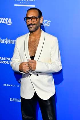 abb MtsDoubtfire Massimo Sinato as guest on the blue carpet at the premiere Mrs Doubtfire The New Musical Hit at Capitol Theater on 06 11 2025 in Duesseldorf NRW Germany