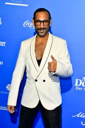 abb MtsDoubtfire Massimo Sinato as guest on the blue carpet at the premiere Mrs Doubtfire The New Musical Hit at Capitol Theater on 06 11 2025 in Duesseldorf NRW Germany