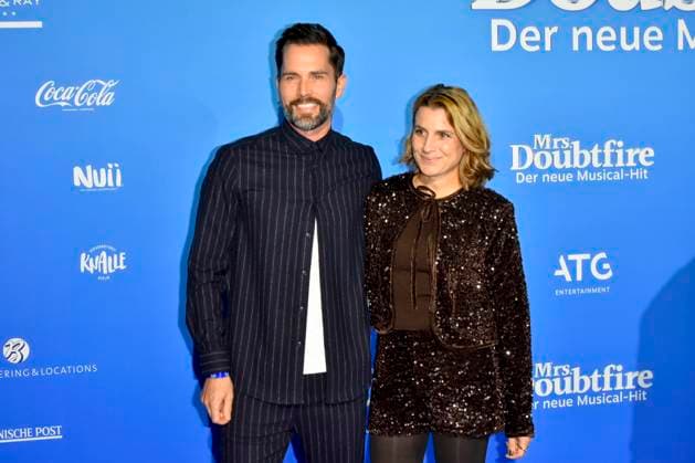 abb MtsDoubtfire Matthias Gerigk, Diana Gerigk as guests on the blue carpet at the premiere Mrs Doubtfire The New Musical Hit at Capitol Theater on 06 11 2025 in Duesseldorf NRW Germany