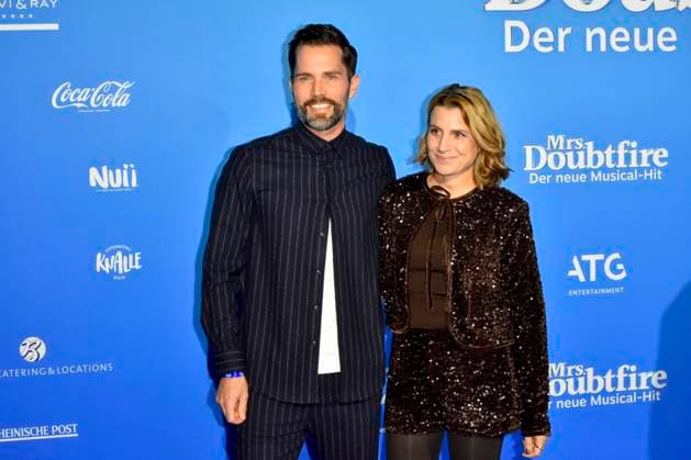 abb MtsDoubtfire Matthias Gerigk, Diana Gerigk as guests on the blue carpet at the premiere Mrs Doubtfire The New Musical Hit at Capitol Theater on 06 11 2025 in Duesseldorf NRW Germany