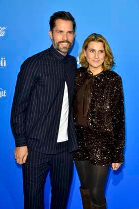 abb MtsDoubtfire Matthias Gerigk, Diana Gerigk as guests on the blue carpet at the premiere Mrs Doubtfire The New Musical Hit at Capitol Theater on 06 11 2025 in Duesseldorf NRW Germany