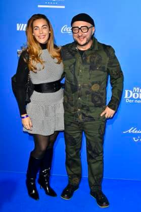 abb MtsDoubtfire Sebastian Lege, Joanna Joey Guenther as guests on the blue carpet at the premiere Mrs Doubtfire The New Musical Hit at Capitol Theater on 06 11 2025 in Duesseldorf NRW Germany