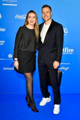 abb MtsDoubtfire Markus Rehm, Agnieszka Olszewska as guests on the blue carpet at the premiere Mrs Doubtfire The New Musical Hit at Capitol Theater on 06 11 2025 in Duesseldorf NRW Germany