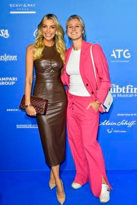 abb MtsDoubtfire Annika Gassner with Britta Heidemann on the blue carpet at the premiere Mrs Doubtfire The New Musical Hit at Capitol Theater on 06 11 2025 in Duesseldorf NRW Germany