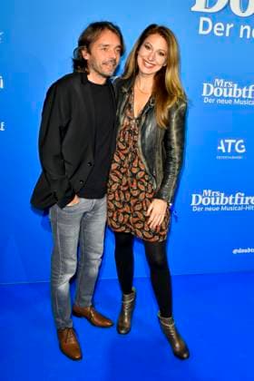 abb MtsDoubtfire Mara Bergmann, Alexander Hoffmann as guests on the blue carpet at the premiere Mrs Doubtfire The New Musical Hit at Capitol Theater on 06 11 2025 in Duesseldorf NRW Germany