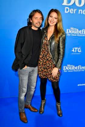 abb MtsDoubtfire Mara Bergmann, Alexander Hoffmann as guests on the blue carpet at the premiere Mrs Doubtfire The New Musical Hit at Capitol Theater on 06 11 2025 in Duesseldorf NRW Germany