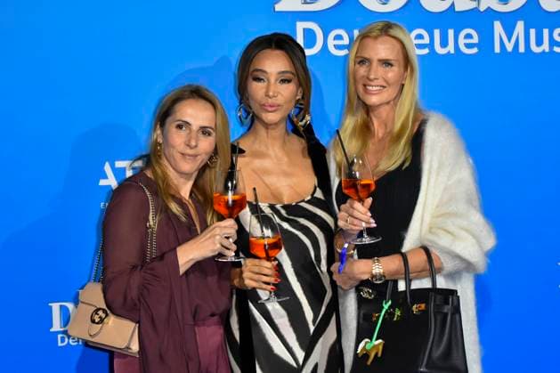abb MtsDoubtfire Verona Pooth with Aperol Spritz and female company at the party for the premiere Mrs Doubtfire The New Musical Hit at Capitol Theater on 06 11 2025 in Duesseldorf NRW Germany