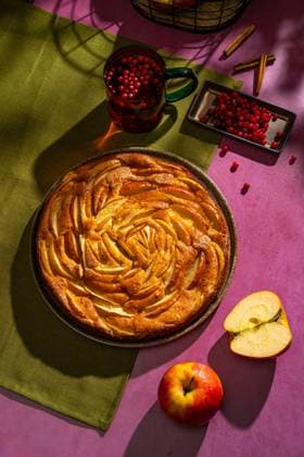 Apple pie with cranberries and cinnamon sticks on table A beautiful apple pie is showcased from a top view on a vibrant table, accompanied by fresh apples, cranberries, and cinnamon sticks, creating a cozy autumn atmosphere. Model Released Ellsy_ID32071_1092247_002 Copyright: xEllsyx RECORD DATE NOT STATED