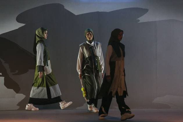 Jakarta Muslim Fashion Week in Indonesia JAKARTA, INDONESIA - NOVEMBER 7 : Models present creations by Islamic Fashion Institute during the Jakarta Muslim Fashion Week (JMFW) in Jakarta, Indonesia on November 7, 2025. Featuring hundreds of works by Indonesian designers under the theme Essential Lab: Crafting the Future of Modest Fashion for Every Lifestyle, the event aims to promote Indonesian modest fashion to the global market Agoes Rudianto Anadolu Jakarta Indonesia. Editorial use only. Please get in touch for any other usage.  Copyright: x2025xAnadoluxAgoesxRudiantox