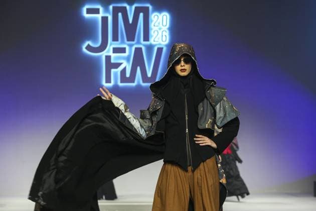 Jakarta Muslim Fashion Week in Indonesia JAKARTA, INDONESIA - NOVEMBER 7 : Models present creations by Islamic Fashion Institute during the Jakarta Muslim Fashion Week (JMFW) in Jakarta, Indonesia on November 7, 2025. Featuring hundreds of works by Indonesian designers under the theme Essential Lab: Crafting the Future of Modest Fashion for Every Lifestyle, the event aims to promote Indonesian modest fashion to the global market Agoes Rudianto Anadolu Jakarta Indonesia. Editorial use only. Please get in touch for any other usage.  Copyright: x2025xAnadoluxAgoesxRudiantox