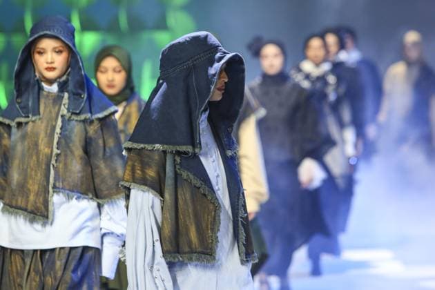 Jakarta Muslim Fashion Week in Indonesia JAKARTA, INDONESIA - NOVEMBER 7 : Models present creations by Islamic Fashion Institute during the Jakarta Muslim Fashion Week (JMFW) in Jakarta, Indonesia on November 7, 2025. Featuring hundreds of works by Indonesian designers under the theme Essential Lab: Crafting the Future of Modest Fashion for Every Lifestyle, the event aims to promote Indonesian modest fashion to the global market Agoes Rudianto Anadolu Jakarta Indonesia. Editorial use only. Please get in touch for any other usage.  Copyright: x2025xAnadoluxAgoesxRudiantox