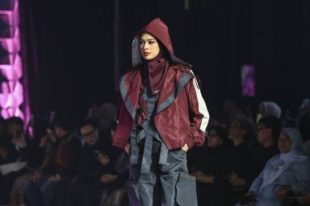 Jakarta Muslim Fashion Week in Indonesia JAKARTA, INDONESIA - NOVEMBER 7 : Models present creations by Islamic Fashion Institute during the Jakarta Muslim Fashion Week (JMFW) in Jakarta, Indonesia on November 7, 2025. Featuring hundreds of works by Indonesian designers under the theme Essential Lab: Crafting the Future of Modest Fashion for Every Lifestyle, the event aims to promote Indonesian modest fashion to the global market Agoes Rudianto Anadolu Jakarta Indonesia. Editorial use only. Please get in touch for any other usage.  Copyright: x2025xAnadoluxAgoesxRudiantox