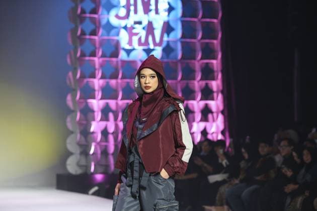 Jakarta Muslim Fashion Week in Indonesia JAKARTA, INDONESIA - NOVEMBER 7 : Models present creations by Islamic Fashion Institute during the Jakarta Muslim Fashion Week (JMFW) in Jakarta, Indonesia on November 7, 2025. Featuring hundreds of works by Indonesian designers under the theme Essential Lab: Crafting the Future of Modest Fashion for Every Lifestyle, the event aims to promote Indonesian modest fashion to the global market Agoes Rudianto Anadolu Jakarta Indonesia. Editorial use only. Please get in touch for any other usage.  Copyright: x2025xAnadoluxAgoesxRudiantox
