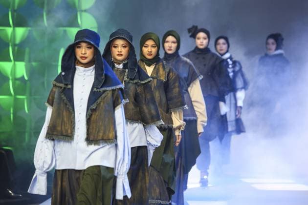 Jakarta Muslim Fashion Week in Indonesia JAKARTA, INDONESIA - NOVEMBER 7 : Models present creations by Islamic Fashion Institute during the Jakarta Muslim Fashion Week (JMFW) in Jakarta, Indonesia on November 7, 2025. Featuring hundreds of works by Indonesian designers under the theme Essential Lab: Crafting the Future of Modest Fashion for Every Lifestyle, the event aims to promote Indonesian modest fashion to the global market Agoes Rudianto Anadolu Jakarta Indonesia. Editorial use only. Please get in touch for any other usage.  Copyright: x2025xAnadoluxAgoesxRudiantox