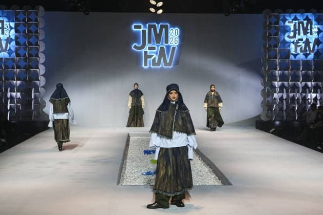 Jakarta Muslim Fashion Week in Indonesia JAKARTA, INDONESIA - NOVEMBER 7 : Models present creations by Islamic Fashion Institute during the Jakarta Muslim Fashion Week (JMFW) in Jakarta, Indonesia on November 7, 2025. Featuring hundreds of works by Indonesian designers under the theme Essential Lab: Crafting the Future of Modest Fashion for Every Lifestyle, the event aims to promote Indonesian modest fashion to the global market Agoes Rudianto Anadolu Jakarta Indonesia. Editorial use only. Please get in touch for any other usage.  Copyright: x2025xAnadoluxAgoesxRudiantox