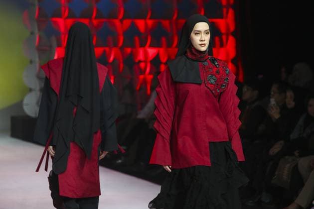 Jakarta Muslim Fashion Week in Indonesia JAKARTA, INDONESIA - NOVEMBER 7 : Models present creations by Islamic Fashion Institute during the Jakarta Muslim Fashion Week (JMFW) in Jakarta, Indonesia on November 7, 2025. Featuring hundreds of works by Indonesian designers under the theme Essential Lab: Crafting the Future of Modest Fashion for Every Lifestyle, the event aims to promote Indonesian modest fashion to the global market Agoes Rudianto Anadolu Jakarta Indonesia. Editorial use only. Please get in touch for any other usage.  Copyright: x2025xAnadoluxAgoesxRudiantox