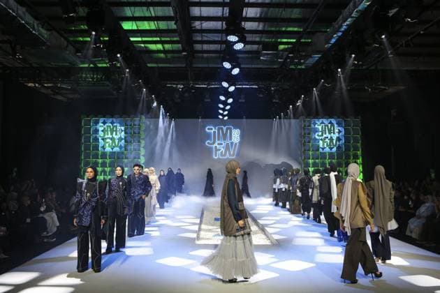Jakarta Muslim Fashion Week in Indonesia JAKARTA, INDONESIA - NOVEMBER 7 : Models present creations by Islamic Fashion Institute during the Jakarta Muslim Fashion Week (JMFW) in Jakarta, Indonesia on November 7, 2025. Featuring hundreds of works by Indonesian designers under the theme Essential Lab: Crafting the Future of Modest Fashion for Every Lifestyle, the event aims to promote Indonesian modest fashion to the global market Agoes Rudianto Anadolu Jakarta Indonesia. Editorial use only. Please get in touch for any other usage.  Copyright: x2025xAnadoluxAgoesxRudiantox