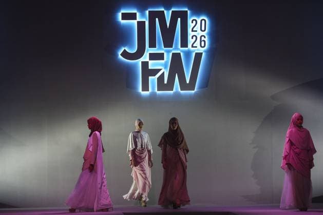 Jakarta Muslim Fashion Week in Indonesia JAKARTA, INDONESIA - NOVEMBER 7 : Models present creations by Islamic Fashion Institute during the Jakarta Muslim Fashion Week (JMFW) in Jakarta, Indonesia on November 7, 2025. Featuring hundreds of works by Indonesian designers under the theme Essential Lab: Crafting the Future of Modest Fashion for Every Lifestyle, the event aims to promote Indonesian modest fashion to the global market Agoes Rudianto Anadolu Jakarta Indonesia. Editorial use only. Please get in touch for any other usage.  Copyright: x2025xAnadoluxAgoesxRudiantox