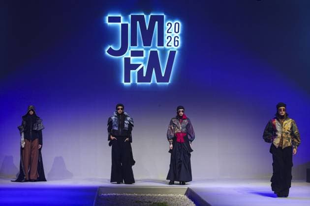 Jakarta Muslim Fashion Week in Indonesia JAKARTA, INDONESIA - NOVEMBER 7 : Models present creations by Islamic Fashion Institute during the Jakarta Muslim Fashion Week (JMFW) in Jakarta, Indonesia on November 7, 2025. Featuring hundreds of works by Indonesian designers under the theme Essential Lab: Crafting the Future of Modest Fashion for Every Lifestyle, the event aims to promote Indonesian modest fashion to the global market Agoes Rudianto Anadolu Jakarta Indonesia. Editorial use only. Please get in touch for any other usage.  Copyright: x2025xAnadoluxAgoesxRudiantox
