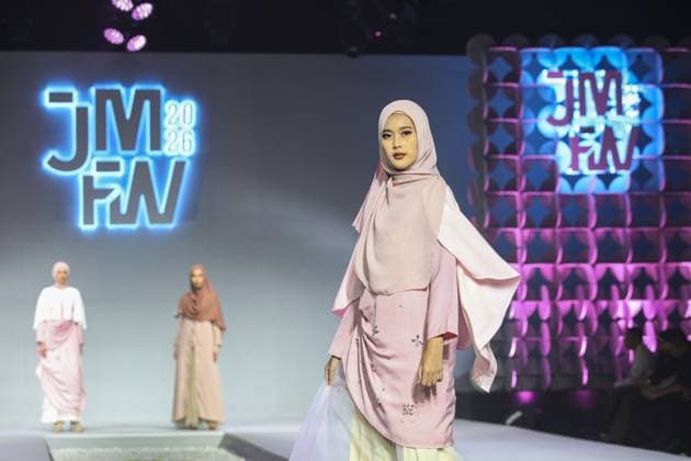 Jakarta Muslim Fashion Week in Indonesia JAKARTA, INDONESIA - NOVEMBER 7 : Models present creations by Islamic Fashion Institute during the Jakarta Muslim Fashion Week (JMFW) in Jakarta, Indonesia on November 7, 2025. Featuring hundreds of works by Indonesian designers under the theme Essential Lab: Crafting the Future of Modest Fashion for Every Lifestyle, the event aims to promote Indonesian modest fashion to the global market Agoes Rudianto Anadolu Jakarta Indonesia. Editorial use only. Please get in touch for any other usage.  Copyright: x2025xAnadoluxAgoesxRudiantox