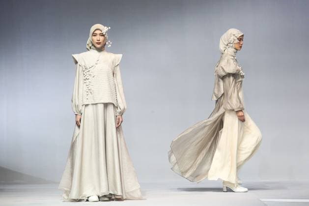 Jakarta Muslim Fashion Week in Indonesia JAKARTA, INDONESIA - NOVEMBER 7 : Models present creations by Islamic Fashion Institute during the Jakarta Muslim Fashion Week (JMFW) in Jakarta, Indonesia on November 7, 2025. Featuring hundreds of works by Indonesian designers under the theme Essential Lab: Crafting the Future of Modest Fashion for Every Lifestyle, the event aims to promote Indonesian modest fashion to the global market Agoes Rudianto Anadolu Jakarta Indonesia. Editorial use only. Please get in touch for any other usage.  Copyright: x2025xAnadoluxAgoesxRudiantox