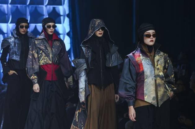 Jakarta Muslim Fashion Week in Indonesia JAKARTA, INDONESIA - NOVEMBER 7 : Models present creations by Islamic Fashion Institute during the Jakarta Muslim Fashion Week (JMFW) in Jakarta, Indonesia on November 7, 2025. Featuring hundreds of works by Indonesian designers under the theme Essential Lab: Crafting the Future of Modest Fashion for Every Lifestyle, the event aims to promote Indonesian modest fashion to the global market Agoes Rudianto Anadolu Jakarta Indonesia. Editorial use only. Please get in touch for any other usage.  Copyright: x2025xAnadoluxAgoesxRudiantox