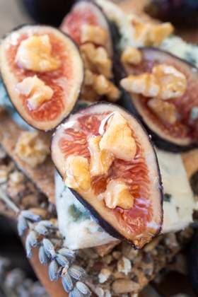 IMAGO Creative, Food, Tapas Toast with fig, blue cheese, honey, and walnuts A delightful toast topped with fresh fig slices, creamy blue cheese, drizzled honey, and crunchy walnuts, offering a perfect blend of sweet, savory, and nutty flavors. Model Released SylviePm_ID32027_1090214_003 Copyright: xSylviexPmx RECORD DATE NOT STATED
