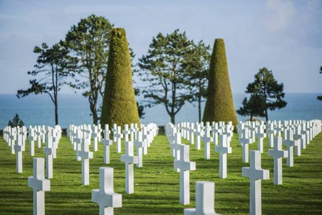 Weiße Kreuze auf dem amerikanischen Friedhof, Coleville sur Mer, Omaha Beach, Normandie, Frankreich White crosses in American Cemetery, Coleville-sur-Mer, Omaha Beach, Normandy, France Copyright: imageBROKER Mjucha ibxiqx15424833.jpg