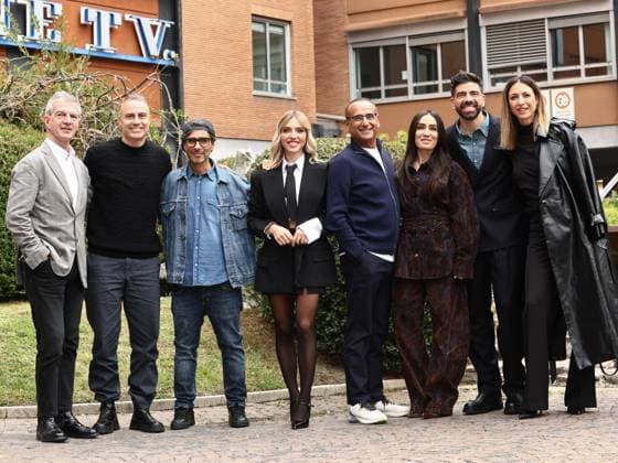 Rome, Italy: Rome, Rai headquarters formerly in Teulada, photocall for the TV show Sanremo Giovani. Pictured: Claudio Fasulo, Daniele Battaglia, Enrico Cremonesi, Carolina Rey, Carlo Conti, Manola Moslehi, Gianluca Gazzoli, and Ema Stokholma. Rome Italy  - ZUMAp169 20251107_zea_p169_248 Copyright: xMarcoxProvvisionatox