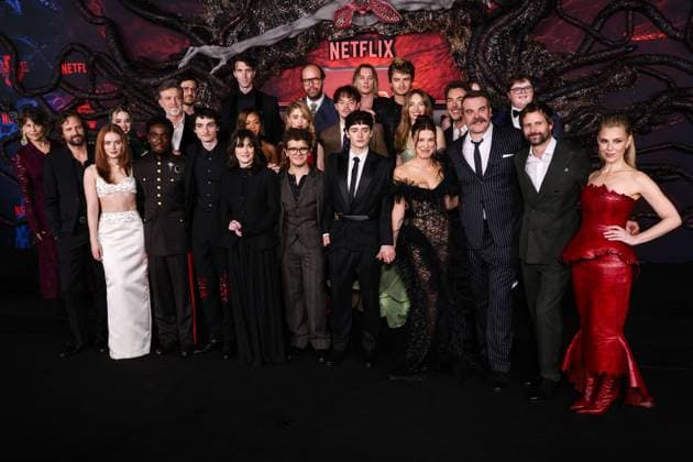 Los Angeles Premiere Of Netflix s Stranger Things Season 5 Linda Hamilton, Matt Duffer, Sadie Sink, Nell Fisher, Dan Cohen, Joe Chrest, Finn Wolfhard, Alex Breaux, Priah Ferguson, Winona Ryder, Natalia Dyer, Brett Gelman, Gaten Matarazzo, Charlie Heaton, Jamie Campbell Bower, Noah Schnapp, Joe Keery, Maya Hawke, Millie Bobby Brown, Amybeth McNulty, Shawn Levy, David Harbour, Ross Duffer and Cara Buono arrive at the Los Angeles Premiere Of Netflix s Stranger Things Season 5 held at the TCL Chinese Theatre IMAX in Hollywood, Los Angeles, California, United States. TCL Chinese Theatre IMAX, Hollywood, Los Angeles, California, USA California United States  Copyright: xImagexPressxAgencyx originalFilename: collin-losangel251107_npbtd.jpg