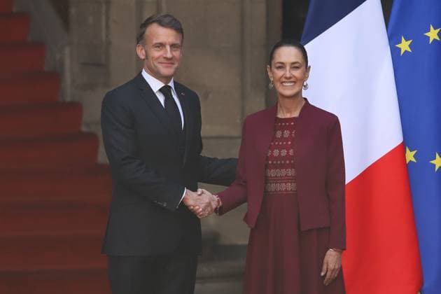 (251107) -- MEXICO CITY, Nov. 7, 2025 -- Mexican President Claudia Sheinbaum (R) shakes hands with visiting French President Emmanuel Macron during a welcome ceremony at the National Palace in Mexico City, Mexico, on Nov. 7, 2025. (Photo by Xinhua) MEXICO-MEXICO CITY-SHEINBAUM-MACRON-VISIT DanielxAugusto 