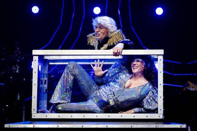 AMSTERDAM Katja Schuurman and Babette van Veen with Hans Klok during a performance of Het Grote Ademnood Discobal (The Big Breathlessness Disco Ball) at AFAS Live. The concert was held to celebrate the 30th anniversary of the number-one hit Ademnood (Breathlessness). ANP RAMON VAN FLYMEN netherlands out - belgium out  Copyright: xx x541516126x originalFilename: 541516126.jpg