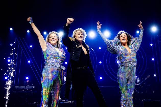 AMSTERDAM Katja Schuurman and Babette van Veen with Hans Klok during a performance of Het Grote Ademnood Discobal (The Big Breathlessness Disco Ball) at AFAS Live. The concert was held to celebrate the 30th anniversary of the number-one hit Ademnood (Breathlessness). ANP RAMON VAN FLYMEN netherlands out - belgium out  Copyright: xx x541516131x originalFilename: 541516131.jpg