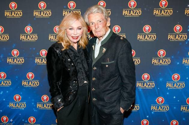 Gala Premiere 2025 of the Palazzo Dinner Show at the Spiegelpalast in Berlin Berlin, 7 11 2025 Klaus Bresser with his wife Evelyn Bresser at the Gala Premiere 2025 of the Palazzo Dinner Show at the Spiegelpalast in Berlin Berlin Copyright: xMatthiasxGränzdörferx