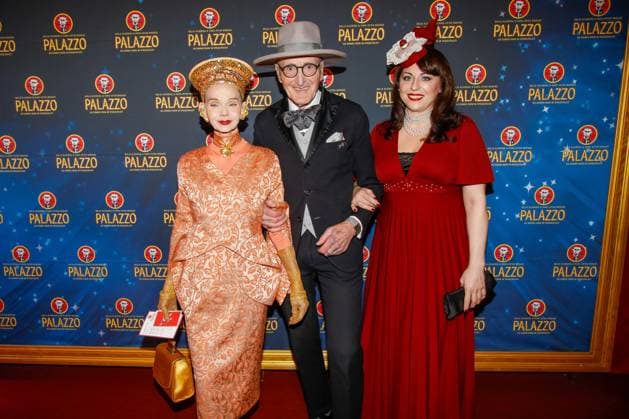 Gala Premiere 2025 of the Palazzo Dinner Show at the Spiegelpalast in Berlin Berlin, 7 11 2025 Britt Kanja, Davila Federico and Günther Krabbenhöft at the Gala Premiere 2025 of the Palazzo Dinner Show at the Spiegelpalast in Berlin Berlin Copyright: xMatthiasxGränzdörferx