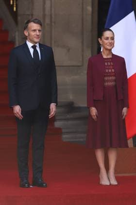 (251107) -- MEXICO CITY, Nov. 7, 2025 -- Mexican President Claudia Sheinbaum (R) hosts a welcome ceremony for visiting French President Emmanuel Macron at the National Palace in Mexico City, Mexico, on Nov. 7, 2025. (Photo by Xinhua) MEXICO-MEXICO CITY-SHEINBAUM-MACRON-VISIT DanielxAugusto 