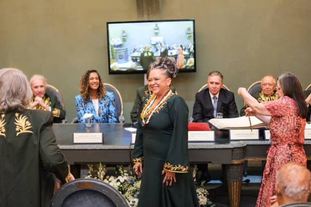 RIO DE JANEIRO, RJ - 07.11.2025: PRIMEIRA MULHER NEGRA NA ABL - Writer Ana Maria Goncalves takes seat number 33 at the Brazilian Academy of Letters (ABL). The author of the book "Um defeito de Cor" is the first black woman at the ABL. Her book served as inspiration for the Portela samba school in the 2024 Carnival. The ceremony took place this Friday (7) at the ABL headquarters in Rio de Janeiro. x2837720x  LorandoxLabbe