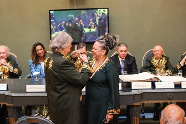 RIO DE JANEIRO, RJ - 07.11.2025: PRIMEIRA MULHER NEGRA NA ABL - Writer Ana Maria Goncalves takes seat number 33 at the Brazilian Academy of Letters (ABL). The author of the book "Um defeito de Cor" is the first black woman at the ABL. Her book served as inspiration for the Portela samba school in the 2024 Carnival. The ceremony took place this Friday (7) at the ABL headquarters in Rio de Janeiro. x2837721x  LorandoxLabbe