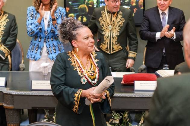 RIO DE JANEIRO, RJ - 07.11.2025: PRIMEIRA MULHER NEGRA NA ABL - Writer Ana Maria Goncalves takes seat number 33 at the Brazilian Academy of Letters (ABL). The author of the book "Um defeito de Cor" is the first black woman at the ABL. Her book served as inspiration for the Portela samba school in the 2024 Carnival. The ceremony took place this Friday (7) at the ABL headquarters in Rio de Janeiro. x2837728x  LorandoxLabbe