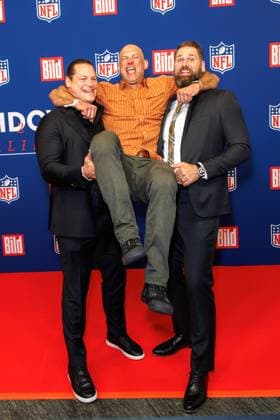 Reception BILD NFL TOUCHDOWN BERLIN Markus Kuhn, Joe Thomas and Sebastian Vollmer at the BILD TOUCHDOWN BERLIN National Football League reception, on the occasion of the first regular season game of the NFL teams Indianapolis Colts vs Atlanta Falcons on 07 11 2025 at the Axel Springer Hochhaus in Berlin Copyright: xEventpressxKochanx
