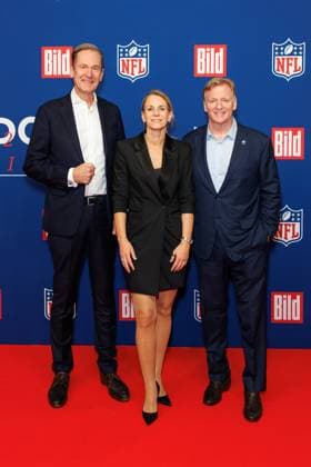 BILD NFL TOUCHDOWN BERLIN reception Mathias Döpfner, Carolin Hulshoff Pol and Roger Goodell at the BILD TOUCHDOWN BERLIN National Football League reception, on the occasion of the first regular season game of the NFL teams Indianapolis Colts vs Atlanta Falcons on 07 11 2025 at the Axel Springer Hochhaus in Berlin Copyright: xEventpressxKochanx