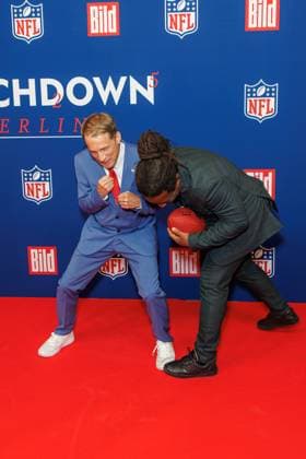 Reception BILD NFL TOUCHDOWN BERLIN Oliver Pocher and Mola Adebisi at the BILD TOUCHDOWN BERLIN National Football League reception, on the occasion of the first regular season game of the NFL teams Indianapolis Colts vs Atlanta Falcons on 07 11 2025 at the Axel Springer Hochhaus in Berlin Copyright: xEventpressxKochanx