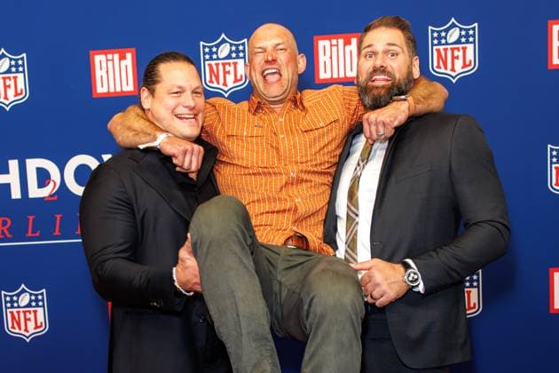 Reception BILD NFL TOUCHDOWN BERLIN Markus Kuhn, Joe Thomas and Sebastian Vollmer at the BILD TOUCHDOWN BERLIN National Football League reception, on the occasion of the first regular season game of the NFL teams Indianapolis Colts vs Atlanta Falcons on 07 11 2025 at the Axel Springer Hochhaus in Berlin Copyright: xEventpressxKochanx