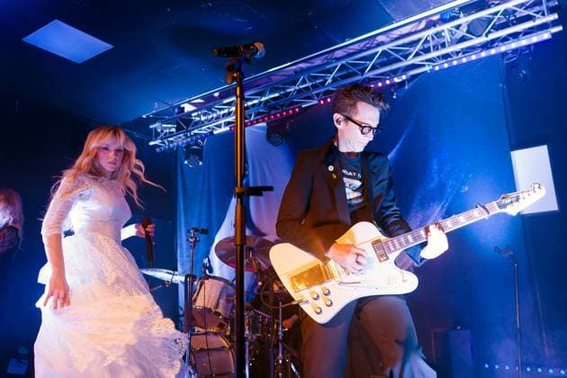 Sunday (1994) Live In Concert at Future Yard in Birkenhead, UK - 7 Nov 2025 Lead singer, Paige Turner and Guitarist, Lee Newall of Anglo-American band Sunday (1994) perform live at a Concert at Future Yard, Birkenhead. Birkenhead United Kingdom Copyright: xAndyxVonxPipx xSOPAxImagesx Sunday-1994-Andy-Von-Pip-04
