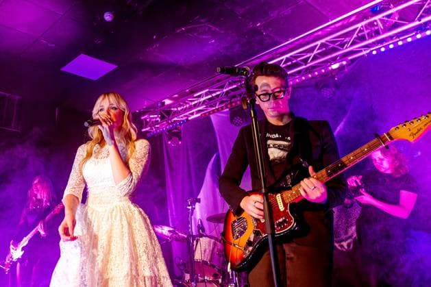 Sunday (1994) Live In Concert at Future Yard in Birkenhead, UK - 7 Nov 2025 Lead singer, Paige Turner and Guitarist, Lee Newall of Anglo-American band Sunday (1994) perform live at a Concert at Future Yard, Birkenhead. Birkenhead United Kingdom Copyright: xAndyxVonxPipx xSOPAxImagesx Sunday-1994-Andy-Von-Pip-08