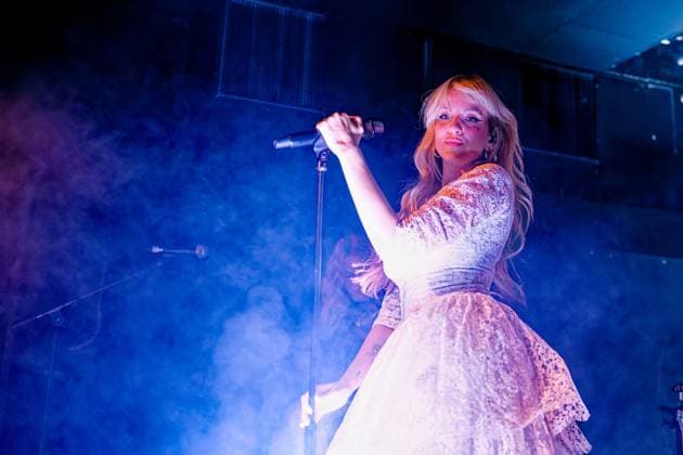 Sunday (1994) Live In Concert at Future Yard in Birkenhead, UK - 7 Nov 2025 Lead singer, Paige Turner of Anglo-American band Sunday (1994) performs live at a Concert at Future Yard, Birkenhead. Birkenhead United Kingdom Copyright: xAndyxVonxPipx xSOPAxImagesx Sunday-1994-Andy-Von-Pip-09