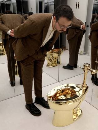 Entertainment Bilder des Tages November 7, 2025, New York, New York, USA: A man examines Maurizio CattelanÃ¢â‚¬â ¢s America (2016): a fully functional toilet made from just over 100 kilograms of solid 18-karat gold, estimate starting at $10 million, seen on display during November Marquee Week 2025 during SothebyÃ¢â‚¬â ¢s Opening of the New Global Headquarters at the Breuer. New York USA - ZUMAk03_ 20251107_zaf_k03_009 Copyright: xNancyxKaszermanx