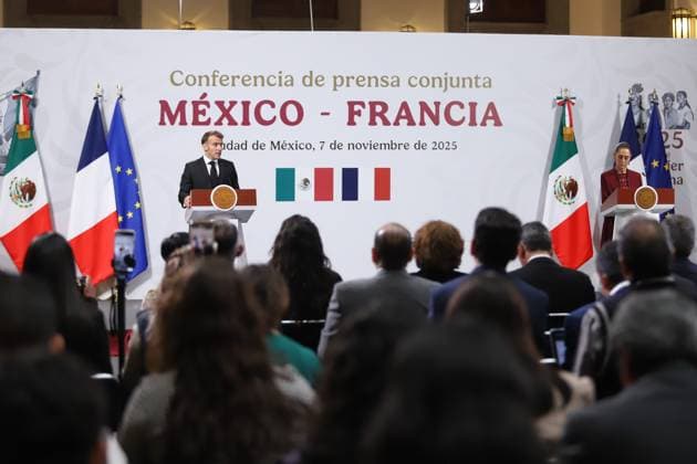 (251107) -- MEXICO CITY, Nov. 7, 2025 -- Mexican President Claudia Sheinbaum (R) and visiting French President Emmanuel Macron attend a joint press conference at the National Palace in Mexico City, Mexico on Nov. 7, 2025. (Photo by Xinhua) MEXICO-MEXICO CITY-SHEINBAUM-MACRON-MEETING DanielxAugusto 