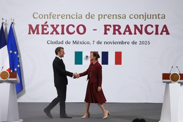 (251107) -- MEXICO CITY, Nov. 7, 2025 -- Mexican President Claudia Sheinbaum (R) shakes hands with visiting French President Emmanuel Macron during a joint press conference at the National Palace in Mexico City, Mexico on Nov. 7, 2025. (Photo by Xinhua) MEXICO-MEXICO CITY-SHEINBAUM-MACRON-MEETING DanielxAugusto 
