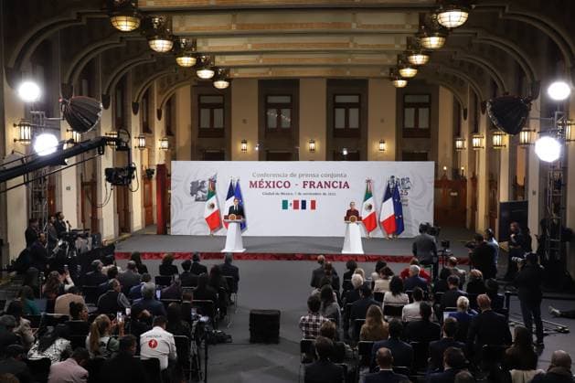 (251107) -- MEXICO CITY, Nov. 7, 2025 -- Mexican President Claudia Sheinbaum (R) and visiting French President Emmanuel Macron attend a joint press conference at the National Palace in Mexico City, Mexico on Nov. 7, 2025. (Photo by Xinhua) MEXICO-MEXICO CITY-SHEINBAUM-MACRON-MEETING DanielxAugusto 